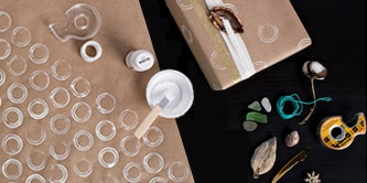 Conception de papier d'emballage en utilisant un rouleau vide de ruban Scotch® et de la peinture
