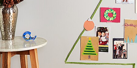 Décorations de Noël fixées à un mur en utilisant le ruban Scotch® Wall-Safe Tape
