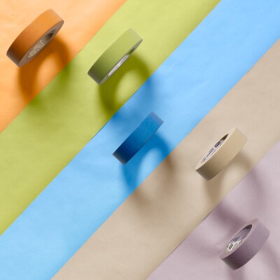 Rubans Scotch Blue™ orange, vert, bleu, beige et violet disposés en diagonale sur l’image.