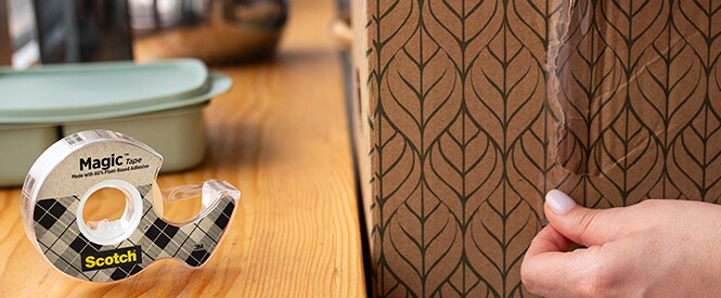 Ruban Scotch® Magic™ composé à 66 % d’un adhésif végétal utilisé pour réparer une boîte
