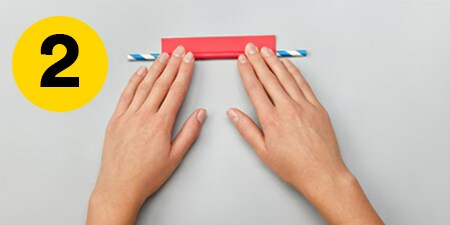 Étape 2 - découper un long rectangle de papier et enrouler le papier autour d'une paille
