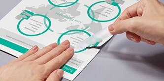 Une femme répare un document avec du ruban Scotch® Magic™
