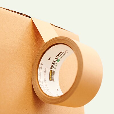 Ruban en papier Scotch® Box Lock™ apposé tout autour d’une boîte en carton.